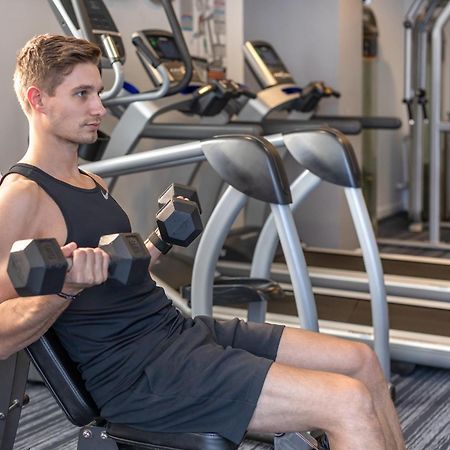 Meriton Suites North Ryde Сідней Екстер'єр фото A man using a dumbbell to exercise