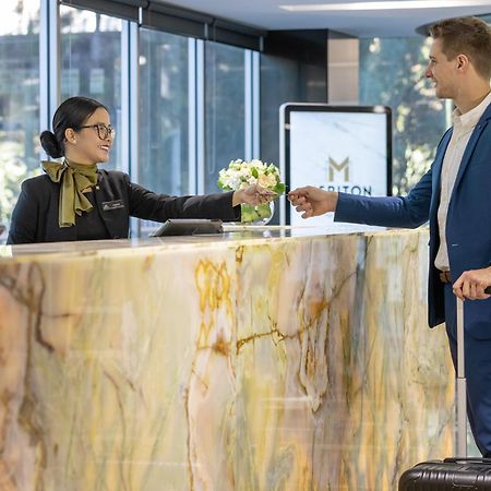 Meriton Suites North Ryde Сідней Екстер'єр фото A hotel receptionist