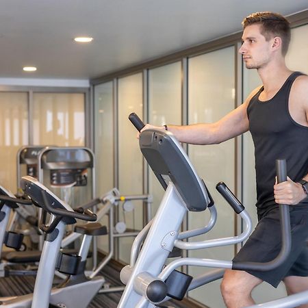 Meriton Suites North Ryde Сідней Екстер'єр фото A man using an elliptical trainer