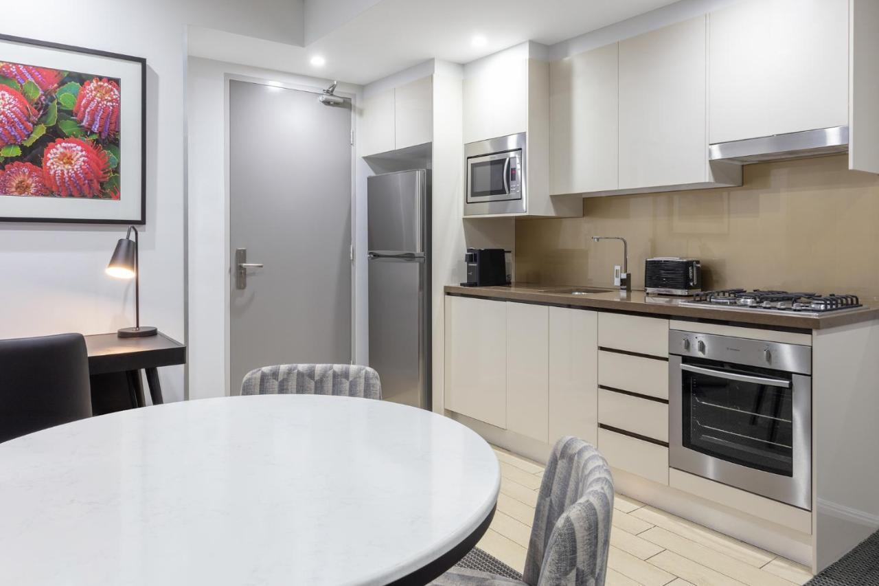 Meriton Suites North Ryde Сідней Екстер'єр фото A typical kitchen in a serviced apartment