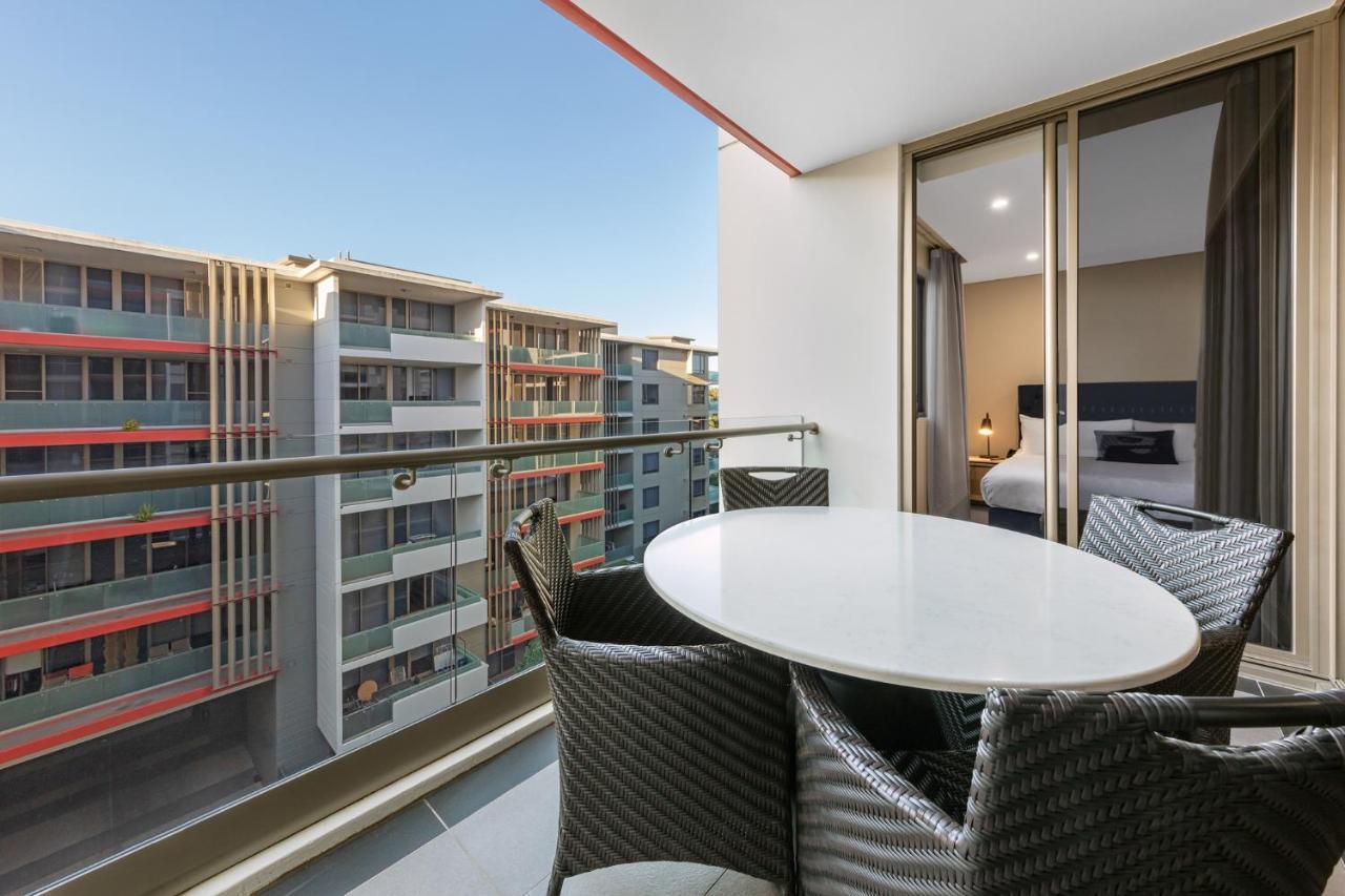 Meriton Suites North Ryde Сідней Екстер'єр фото Balcony of a two-bedroom apartment