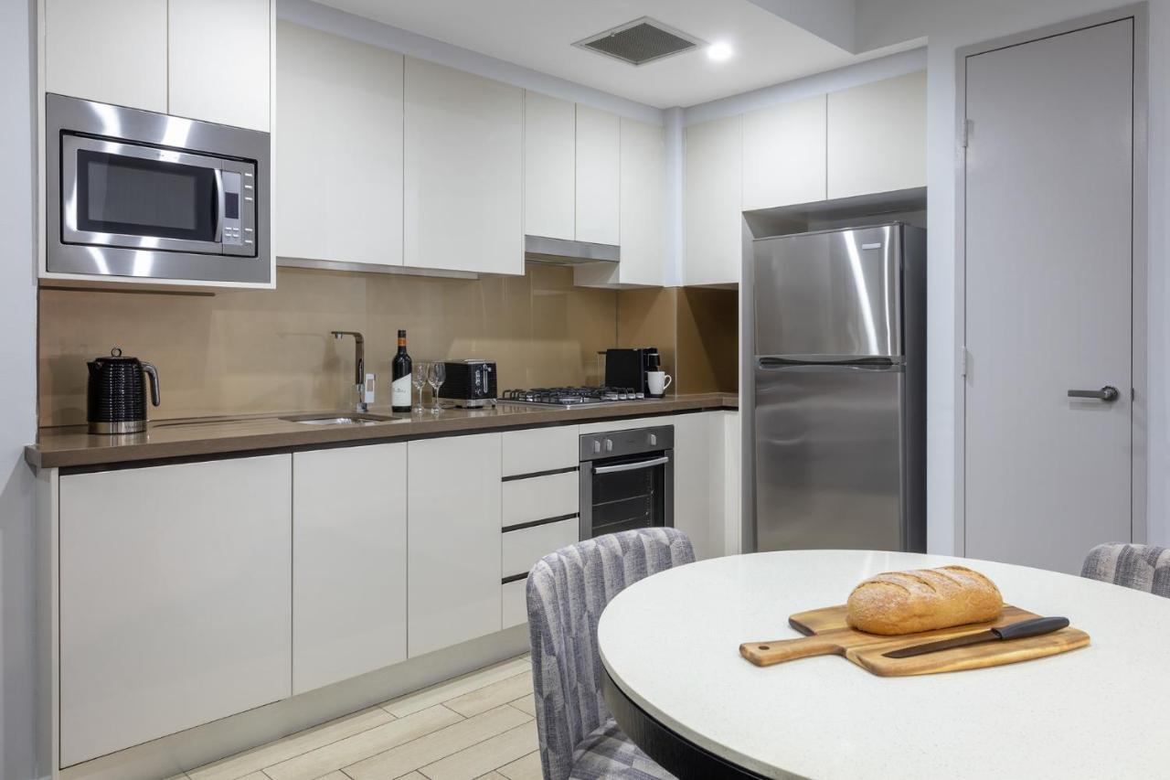 Meriton Suites North Ryde Сідней Екстер'єр фото A typical kitchen in a residential apartment