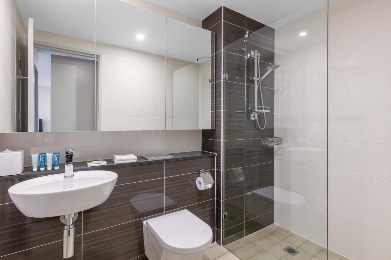 Meriton Suites North Ryde Сідней Екстер'єр фото A modern bathroom with a shower cubicle