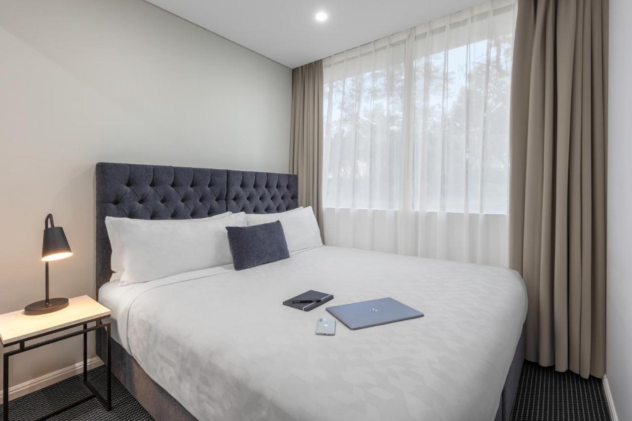 Meriton Suites North Ryde Сідней Екстер'єр фото A bedroom at the hotel