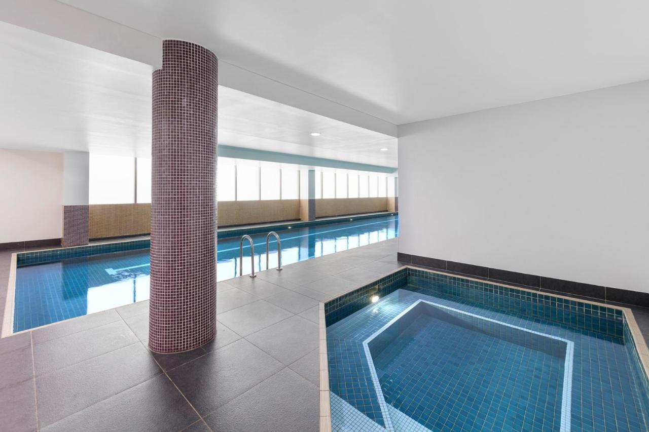 Meriton Suites North Ryde Сідней Екстер'єр фото The swimming pool at the hotel