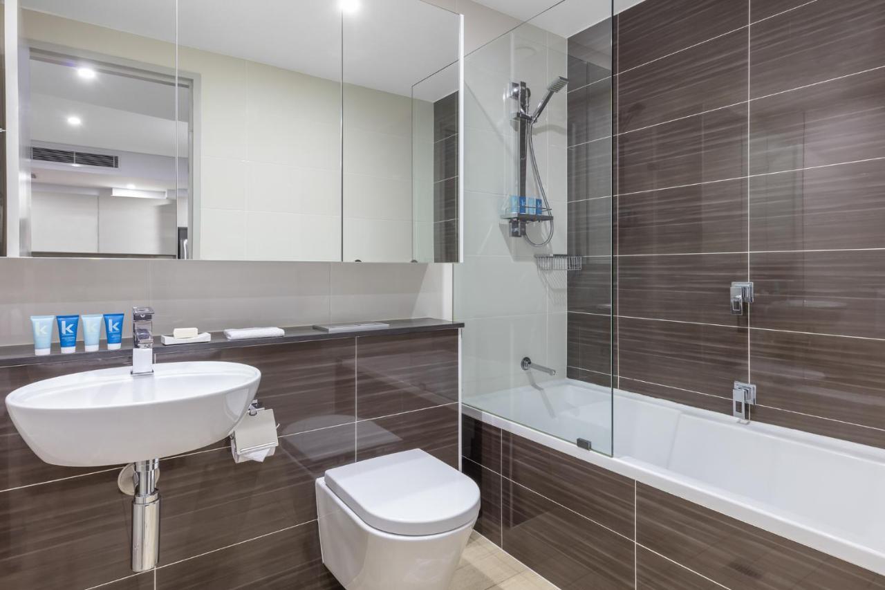 Meriton Suites North Ryde Сідней Екстер'єр фото A typical bathroom in a Premier Inn
