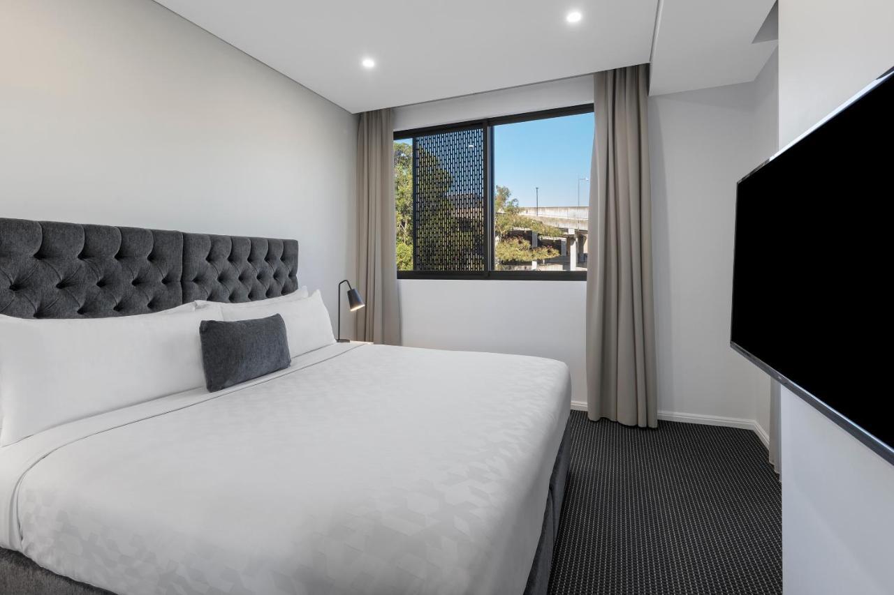 Meriton Suites North Ryde Сідней Екстер'єр фото A bedroom at the hotel