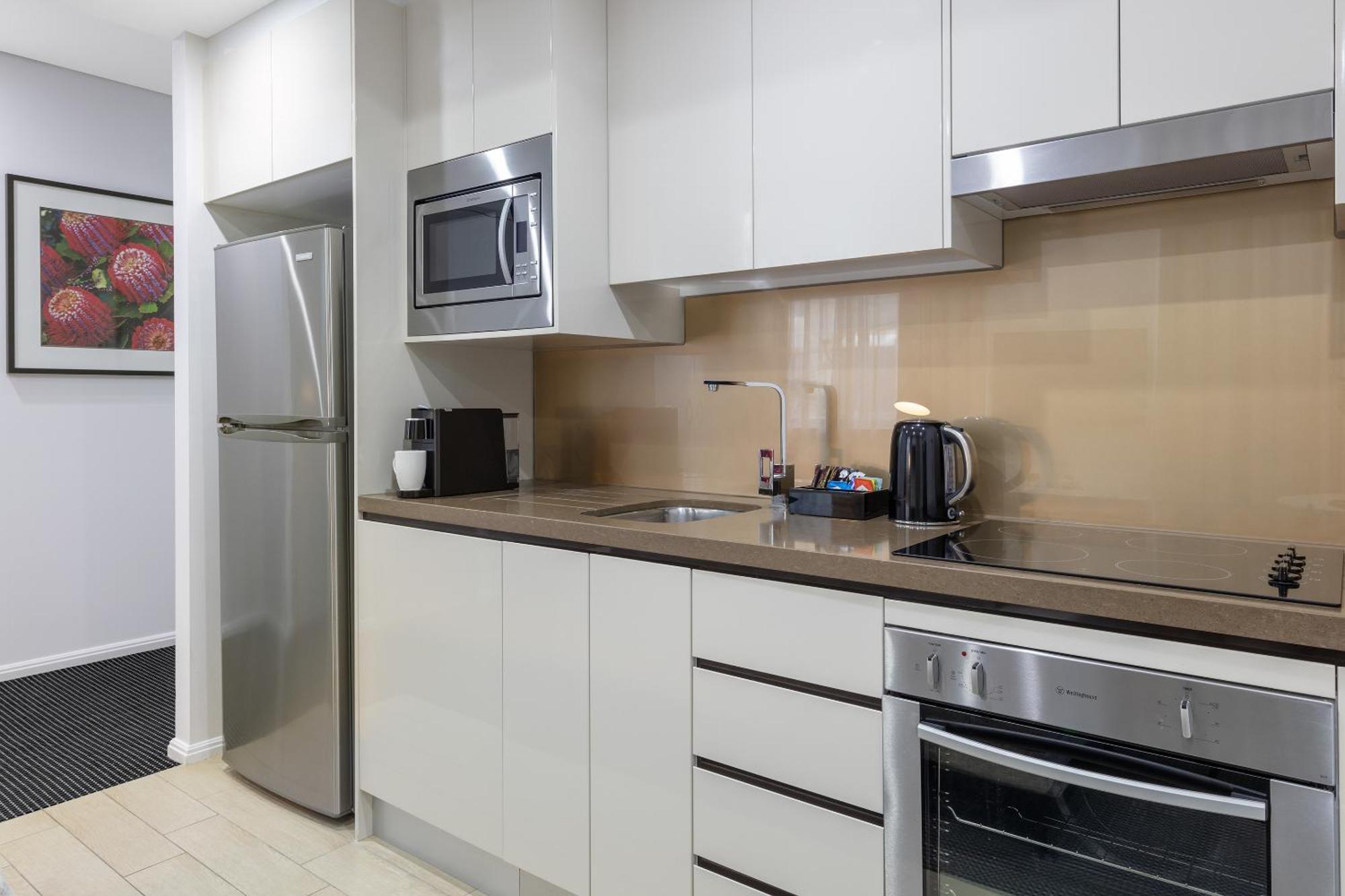 Meriton Suites North Ryde Сідней Екстер'єр фото A typical kitchen in a serviced apartment